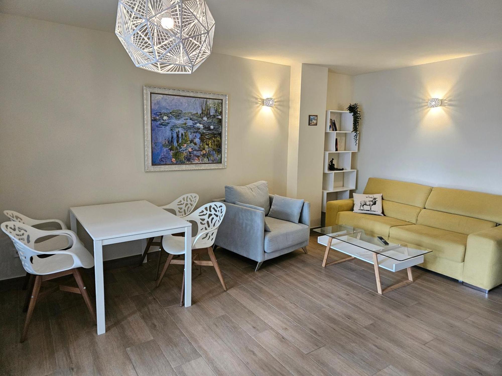 Lychee - Golden Star Apartment *